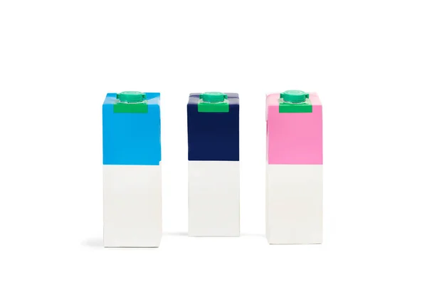 Τρία Χρωματιστά Τούβλα Γάλακτος Λευκό Φόντο — Φωτογραφία Αρχείου
