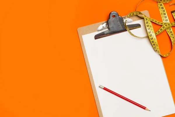 Blank Clipboard Pencil Orange Background — Stock Photo, Image