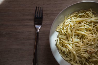 Tabak karides ve balık spagetti