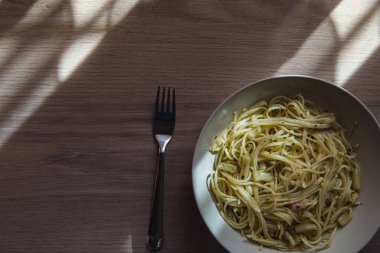 Tabak karides ve balık spagetti