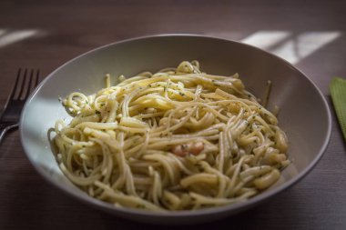 Tabak karides ve balık spagetti