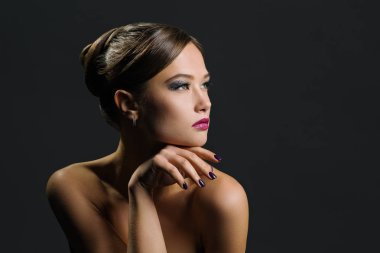 Karanlık bir arka planda güzel bir kadının portresi.