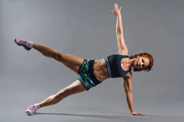 Portret van een mooie vrouw in sportkleding. — Stockfoto