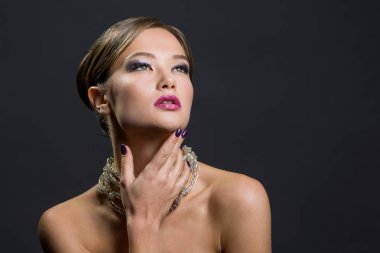 gri bir arka plan üzerinde güzel bir kadın portresi