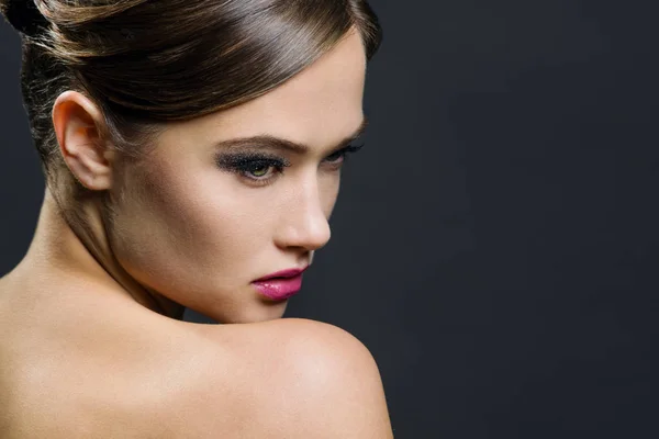 Retrato de una hermosa mujer sobre un fondo gris — Foto de Stock