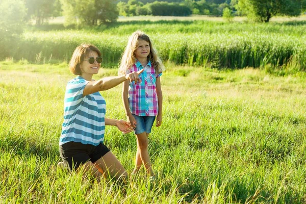 Hermosa madre al aire libre con hija feliz niño . — Foto de Stock