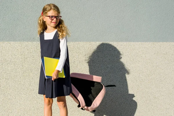 Uma estudante da escola primária com cadernos na mão . . — Fotografia de Stock