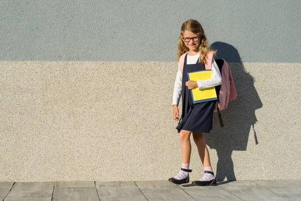 Школьница с блокнотами в руке . — стоковое фото