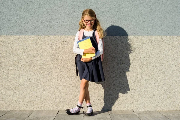 Un alumno de la escuela primaria con cuadernos en la mano — Foto de Stock