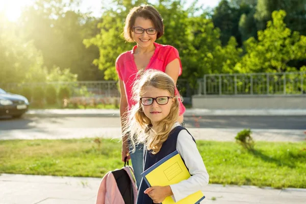 Anne ve kız öğrenci İlköğretim elele. — Stok fotoğraf