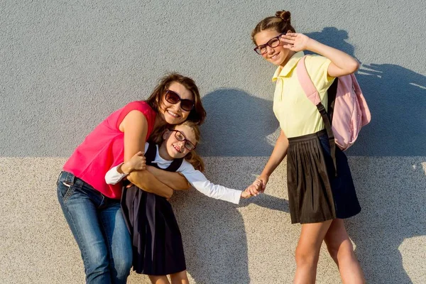 ครอบครัวที่มีความสุข แม่และลูกสาวของเด็กนักเรียนโฮล — ภาพถ่ายสต็อก