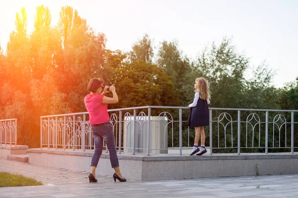 Mamá y su hija, el amor y la amistad, Mamá hace la foto de una niña —  Fotos de Stock