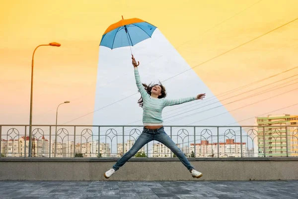 Globale opwarming van de aarde meisje een paraplu te houden is in een comfortabele clim — Stockfoto