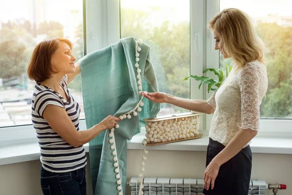 Interior designer shows samples of fabrics and accessories for c — Stock Photo, Image