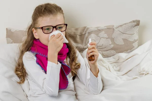 Linda niña en gafas estornudando en un tejido soplando — Foto de Stock