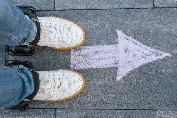 Hızlı ileri. Tekerlekler ve yolda okları ayakkabılı bacaklar.