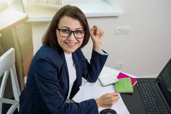 Ontwerper of architect poseren en kijken naar je zitten in de — Stockfoto