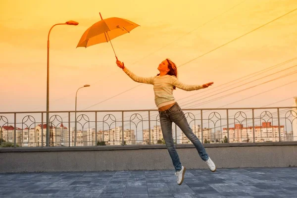La chica está volando con un paraguas — Foto de Stock