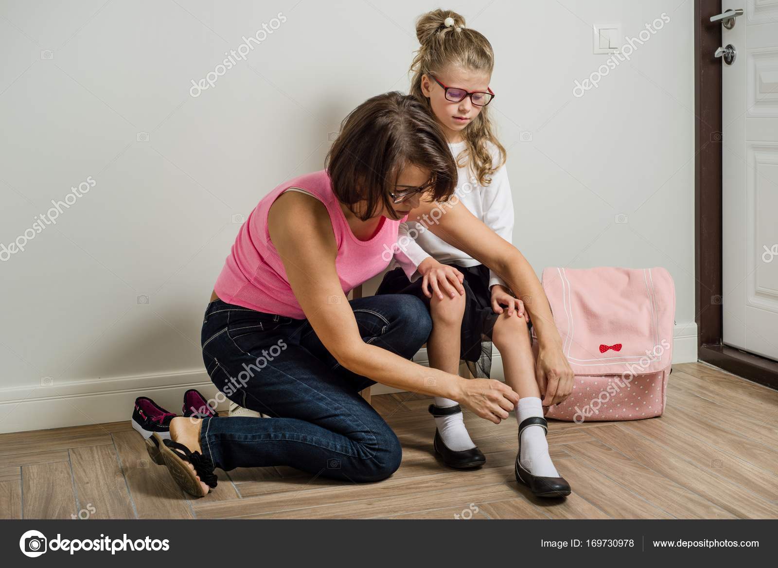 женственные мальчики в платьях. женщина обувает ребенка. мужчина изменяет. одевание в женскую одежду. мужчины в женском.