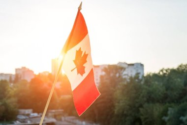 Kanada bayrağı pencere günbatımı arka plan
