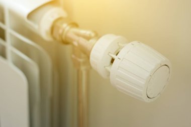 Radyatör, beyaz radyatör bir apartmanda Isıtma.
