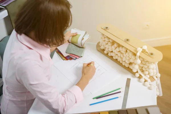 Дизайнер интерьера рисует за столом карандашом — стоковое фото