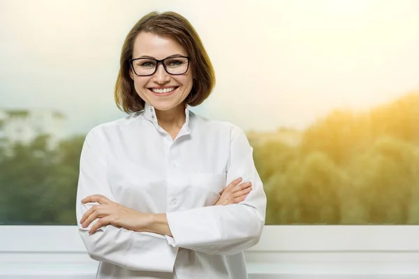 Retrato sorrindo médico mulher médico no hospital — Fotografia de Stock