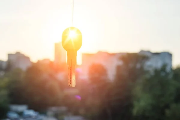 Llave de la casa sobre el fondo del atardecer — Foto de Stock