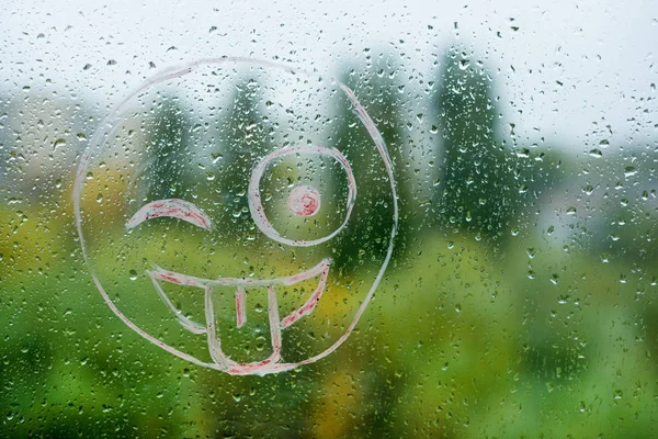 Positive smiley on a rainy autumn window — Stock Photo, Image