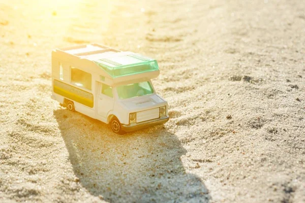 Carro de caravana retro de brinquedo - um símbolo de viagem de férias em família, holi — Fotografia de Stock