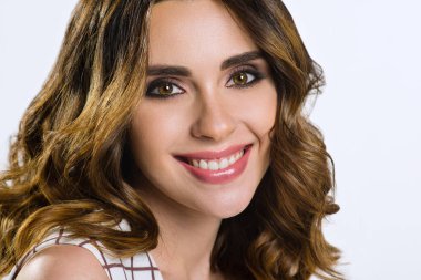 Kahverengi saçlı, kahverengi gözlü güzel kadın modeli