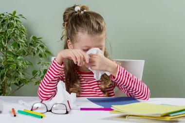 Üzgün ve yorgun genç kız öğrenci 7 yaşında.