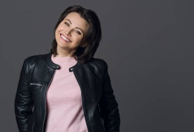 Güzel bir yetişkin kadın üzerinde gri ba gülümseyen Orta yakın çekim çekim