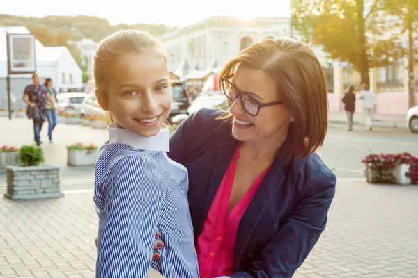 Mamá y su hija están abrazando y sonriendo . — Foto de Stock