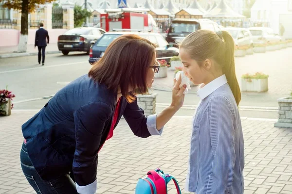 母亲安慰她哭泣的女儿站在火炉前 — 图库照片