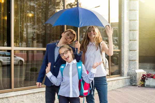 Outdoor Portret van een groep van tienerkinderen — Stockfoto