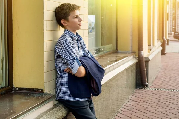 Portret van een tiener jongen 13-14 jaar oud. — Stockfoto