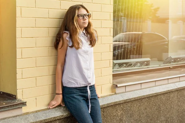 Porträtt av en tonårig flicka 13-14 år. — Stockfoto