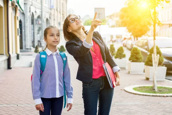 Retrato de una colegiala y su maestra . —  Fotos de Stock