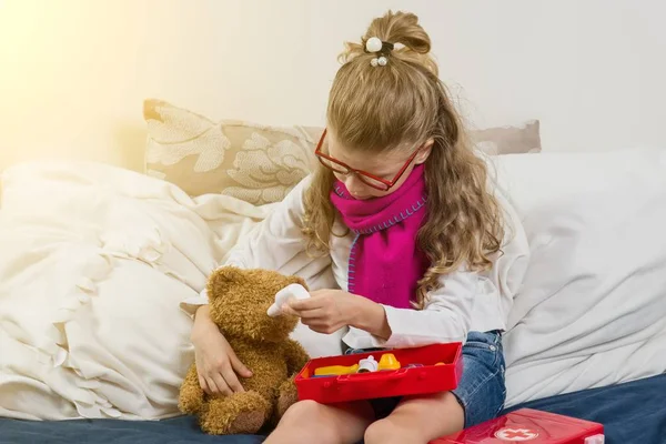 Een ziek kind spuiten geneeskunde in zijn neus — Stockfoto