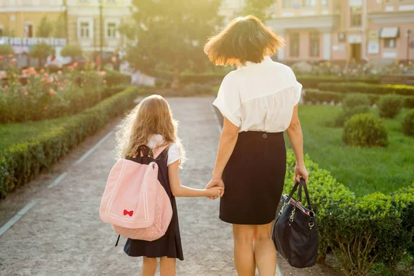 Ibu membawa putrinya ke sekolah Pemandangan masa lalu . — Stok Foto