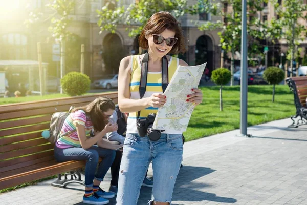 Žena cestovního ruchu drží kameru a mapa — Stock fotografie