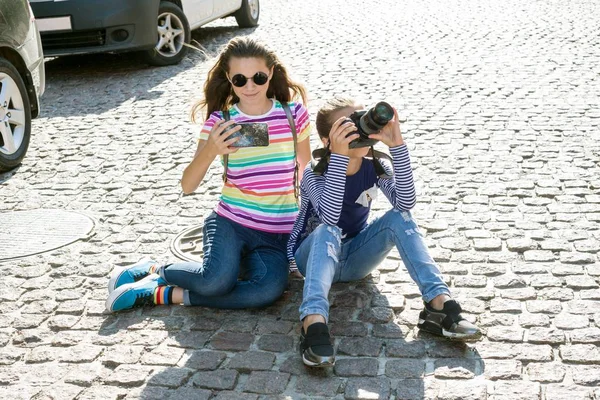 Милые девушки используют фотоаппарат и смартфон для фото — стоковое фото