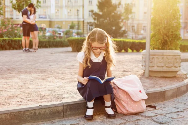 Jonge schoolgirl lezen van een boek — Stockfoto