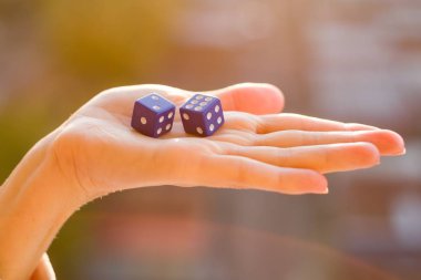 Zar 2 6 kadın elinde, gün batımı arka plan. Kumar aygıtları.