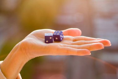 Zar 3 4 gün batımı arka plan kadın elinde. Kumar aygıtları.