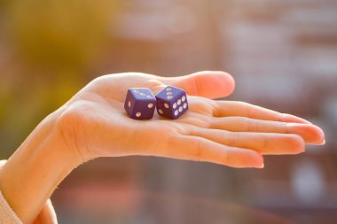 Zar 3 3 kadın elinde, gün batımı arka plan. Kumar aygıtları.