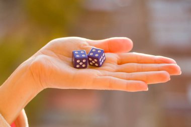 Zar 4 4 kadın elinde, gün batımı arka plan. Kumar aygıtları.