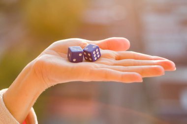 Zar 2 3 kadın elinde, gün batımı arka plan. Kumar aygıtları.