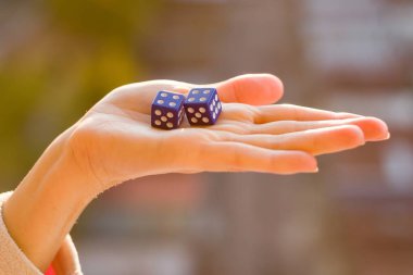 Zar 4 4 kadın elinde, gün batımı arka plan. Kumar aygıtları.